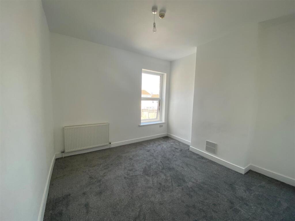 309FF Holton Road - bedroom.jpg