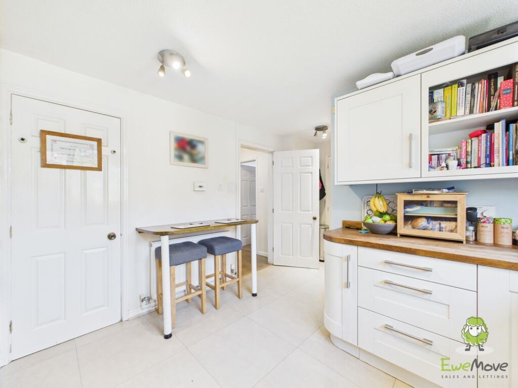 Kitchen breakfast bar area - Charlotte Thomasson E
