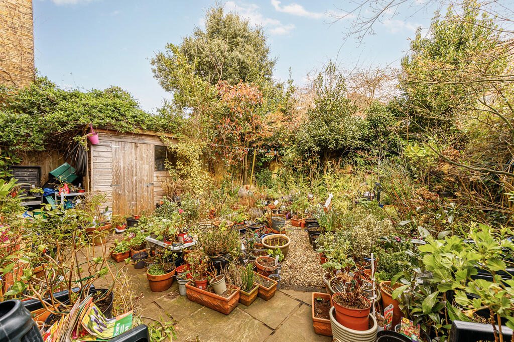 Waldemar Avenue (...