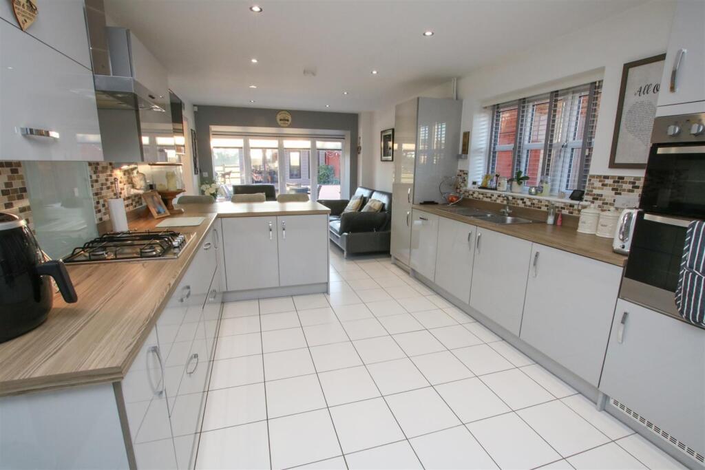OPEN PLAN LIVING DINING KITCHEN