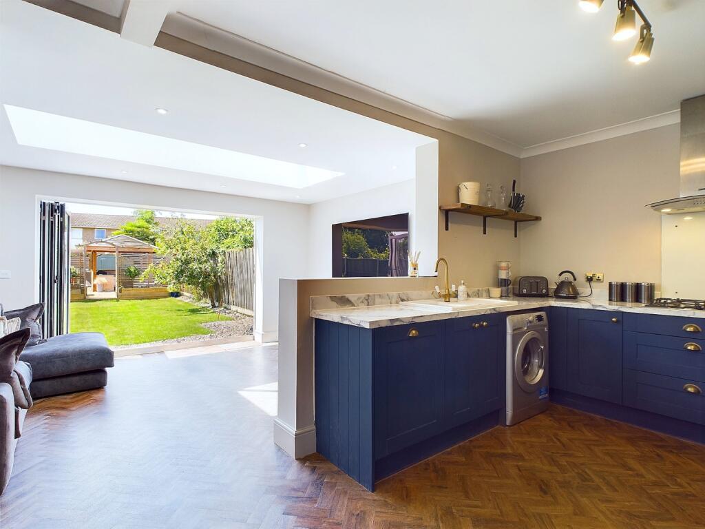 CAM01909G0-PR0211-STILL034