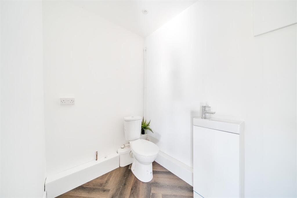 Guest Cloakroom/Utility Room: