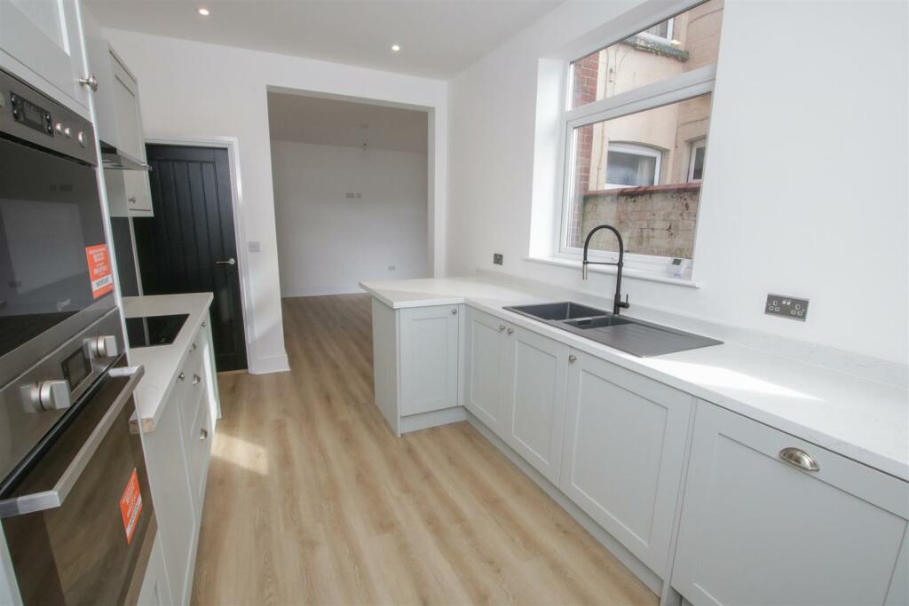 OPEN PLAN KITCHEN &amp; DINING ROOM