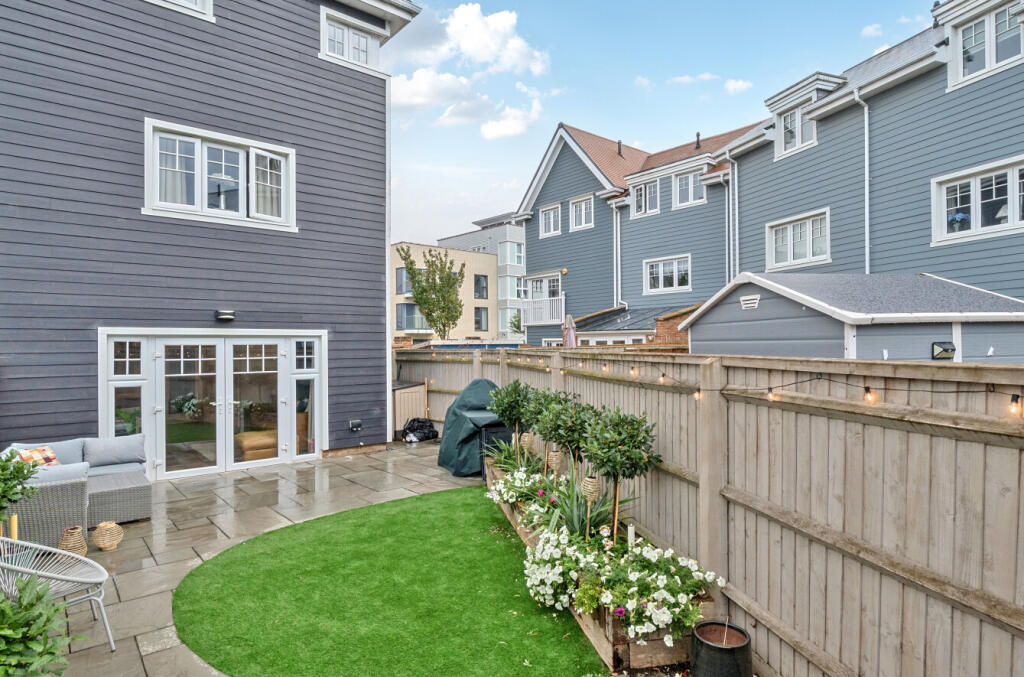 1348480-5-68b875c...