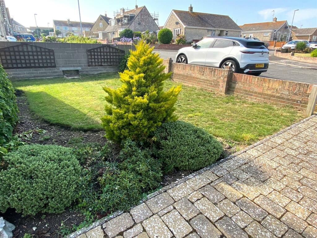 FRONT GARDEN.jpg