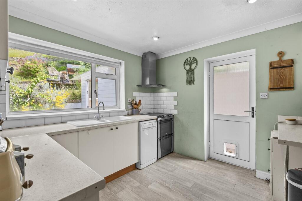 9 Warwick Avenue, HP12 4NG-4.jpg
