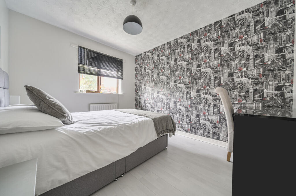 1358047-4-68de480...