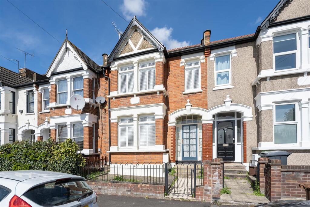 Selwyn Avenue, E4