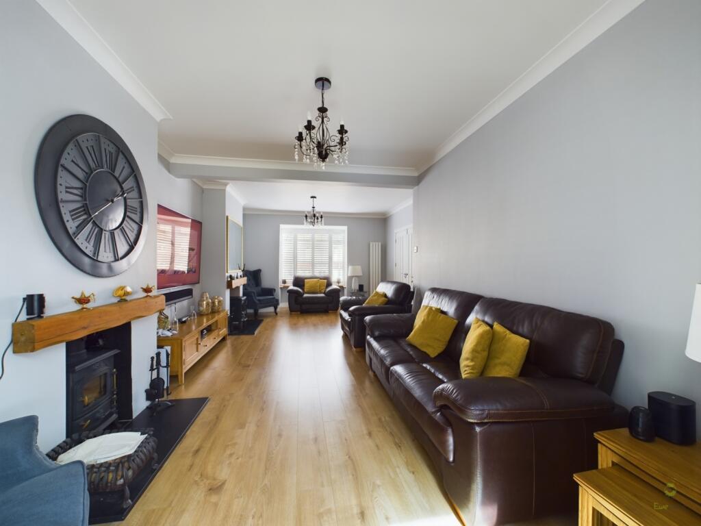 CAM03418G0-PR0049-STILL014