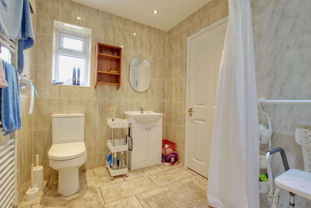 EN-SUITE SHOWER ROOM