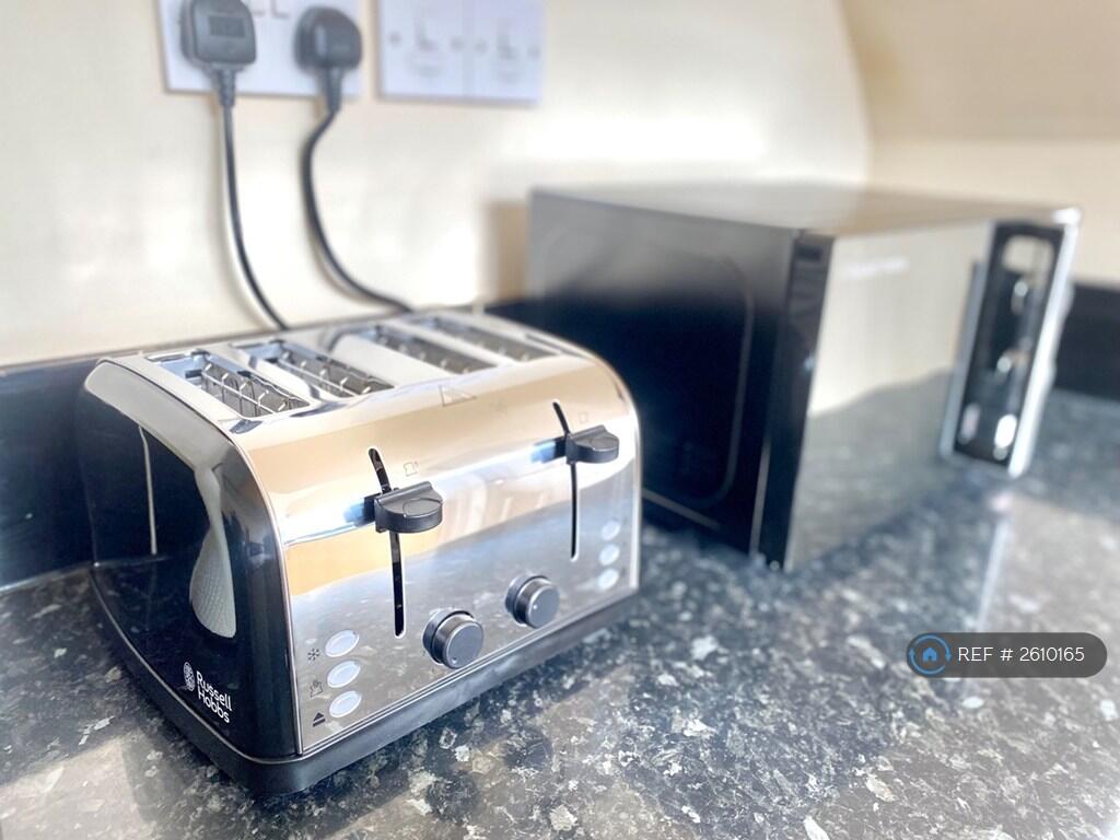 4-Slice Toaster And Microwave Oven