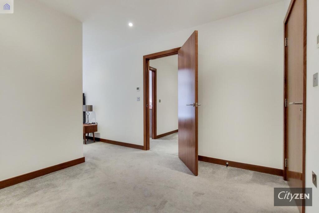 DRESSING AREA IN MAIN BATHROOM