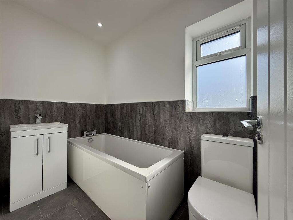 9 Bathroom.JPEG