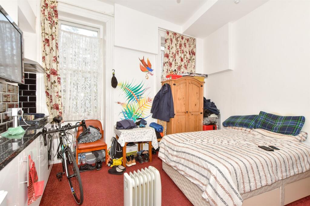 Lounge/ Bedroom/ Kitchen