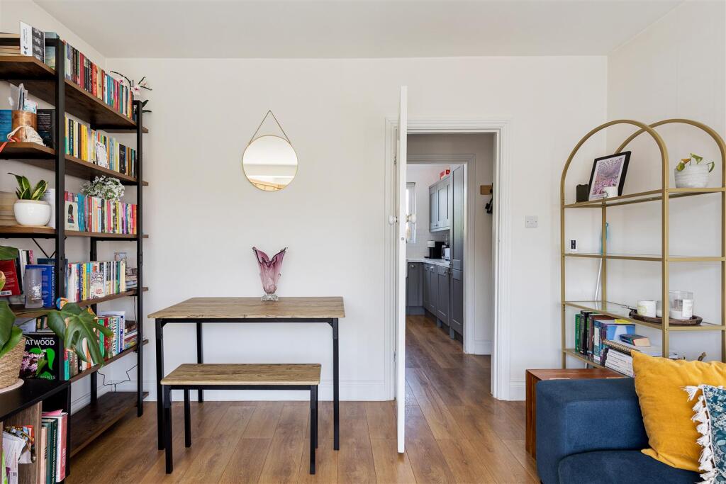 Onslow Gardens, E18