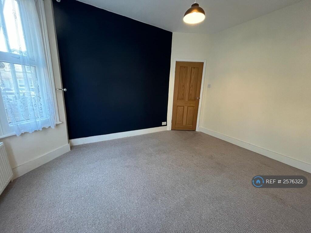 Bed 3 / Living Room 2