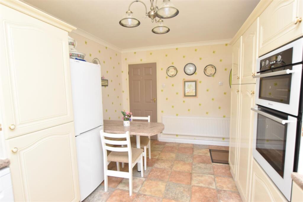 KITCHEN/BREAKFAST ROOM