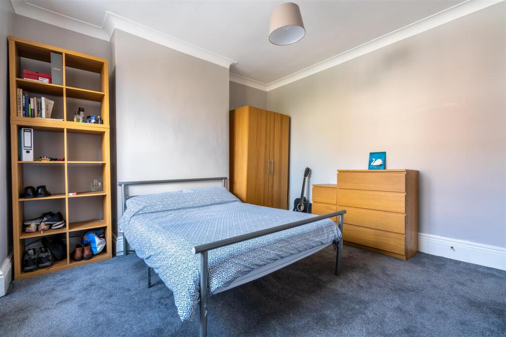 Bedroom 1_.jpg