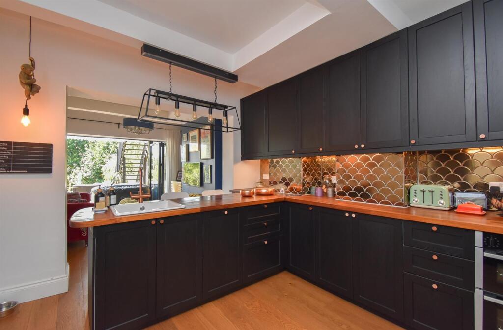 Open plan living &amp; kitchen