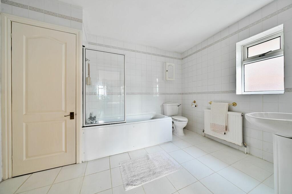 En-Suite One (1)