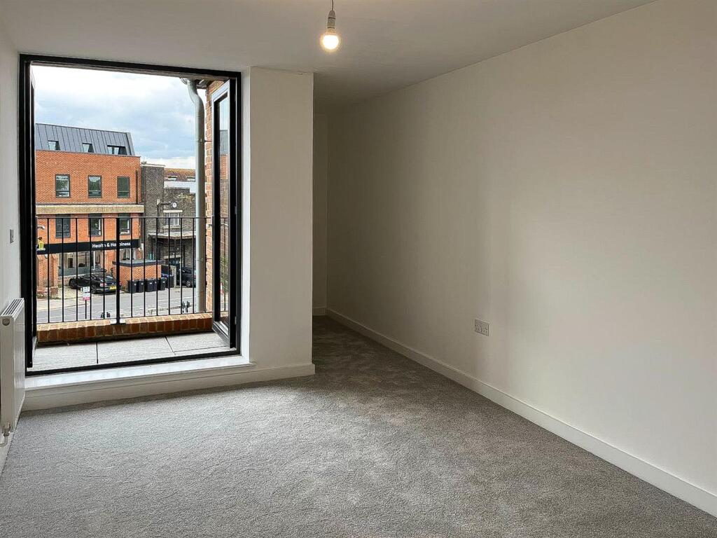 7 Crescent bedroom 1-2.jpg
