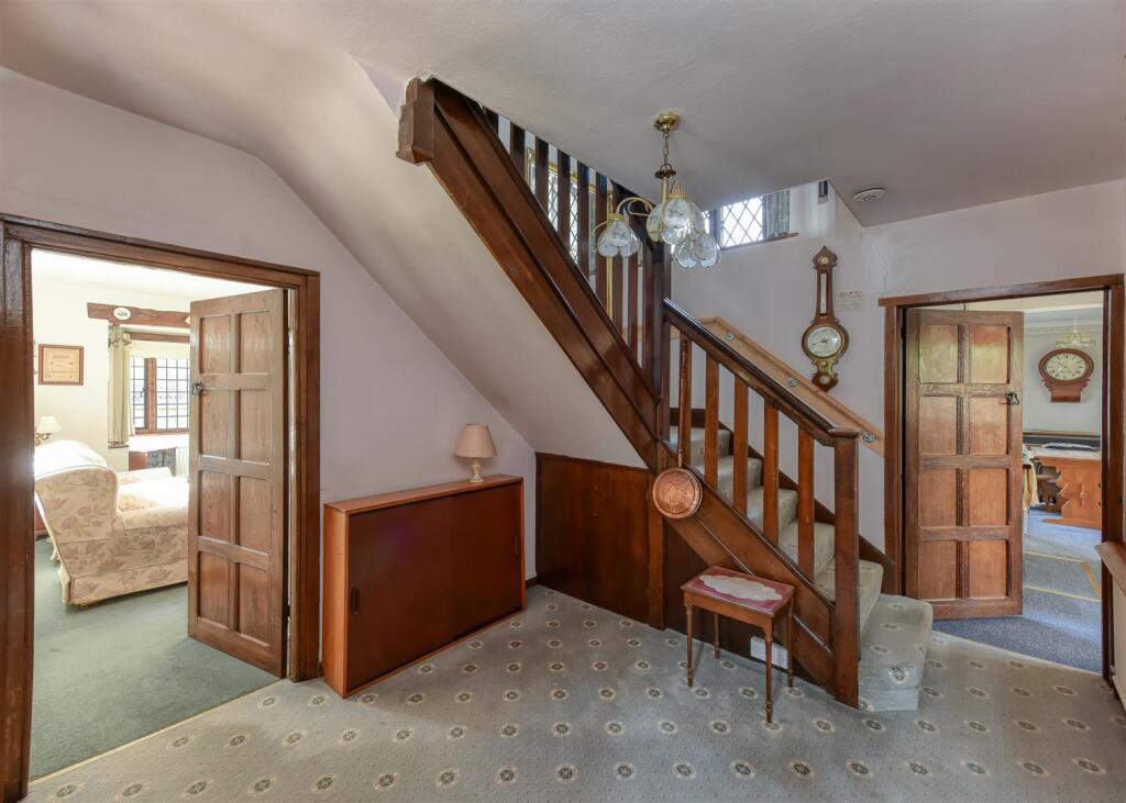 40 Castlecroft Gardens-hall.jpg