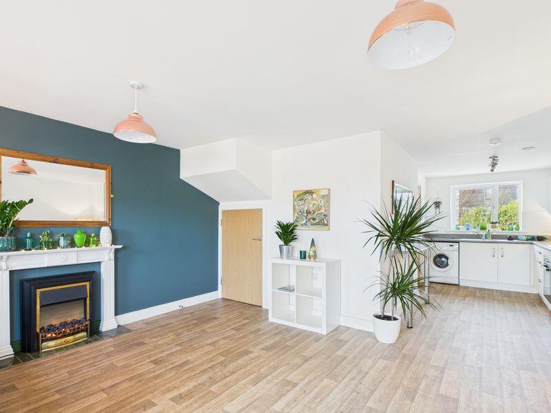 lounge/diner to kitchen