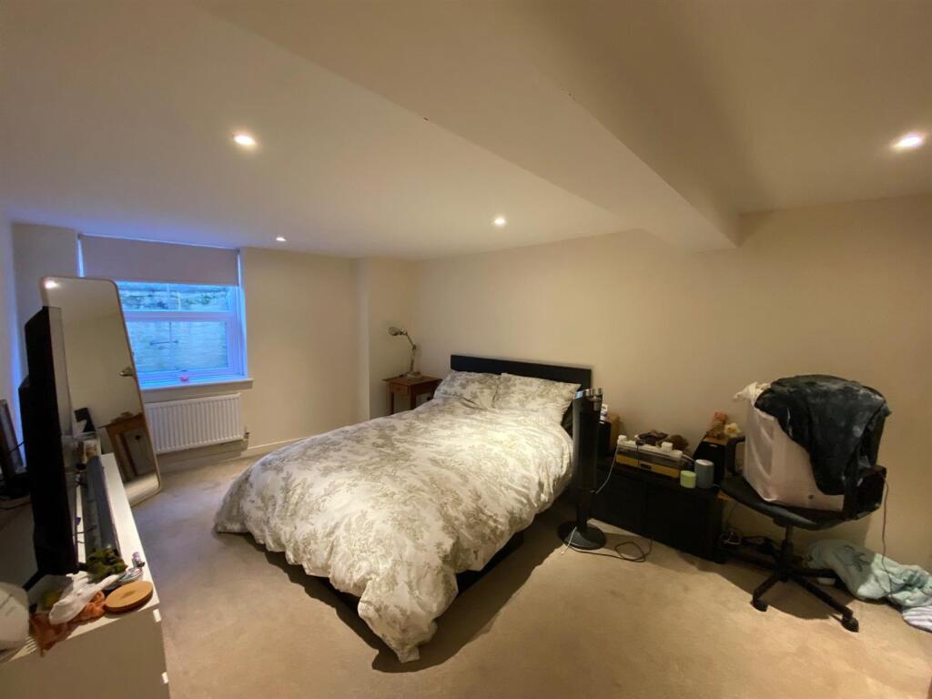 Master Bedroom (1).jpg