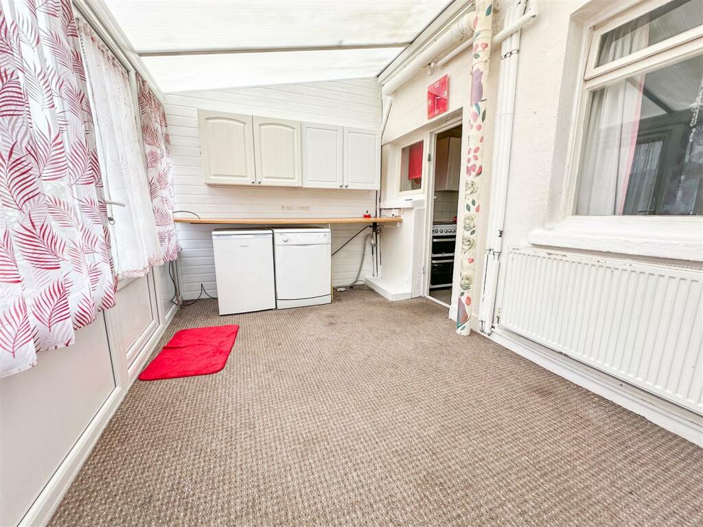 CONSERVATORY/UTILITY ROOM