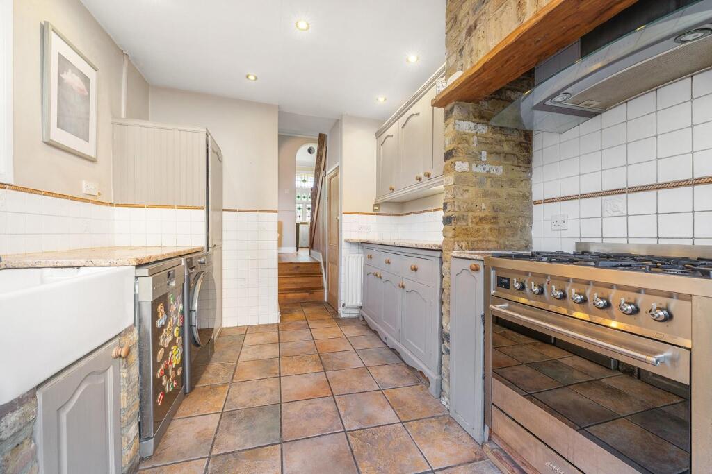 Kitchen (2).JPG
