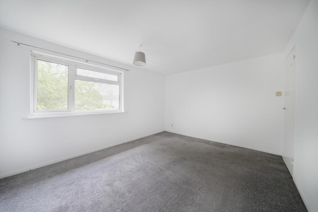 1284419-16-682afa...