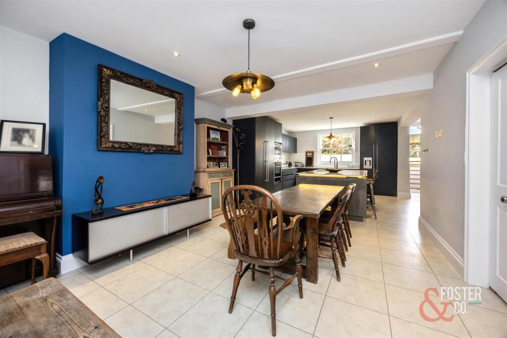 Albany VIllas, 8-020.jpg