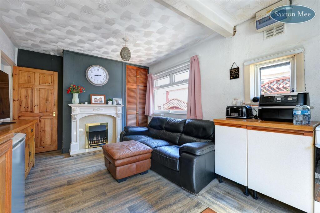 dining room 8644.jpg