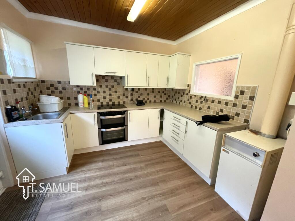Kitchen 3.JPG