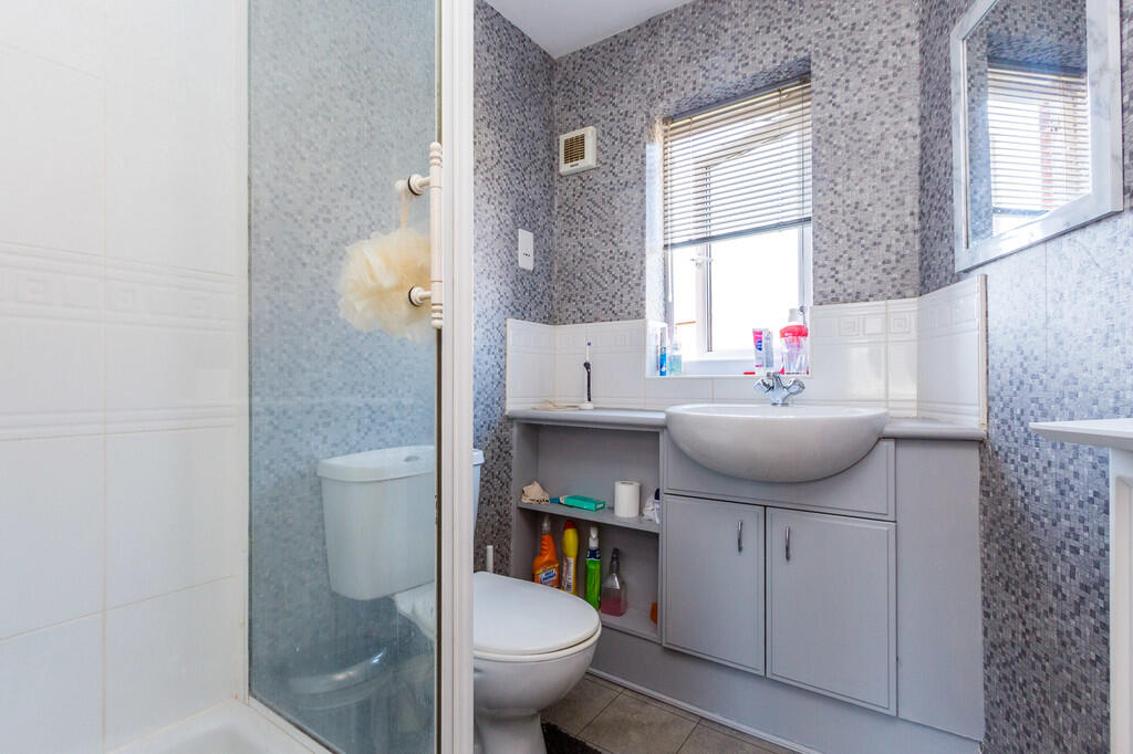 Ensuite shower ro...