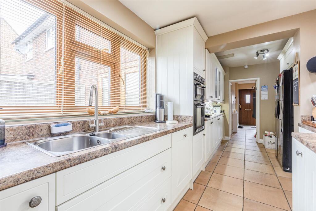 17 Cornwall Avenue, KT14 7EX - 7.jpg