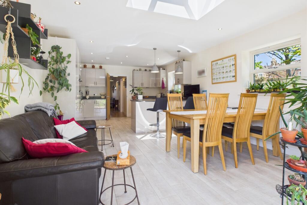 CAM02519G0-PR0278-STILL028