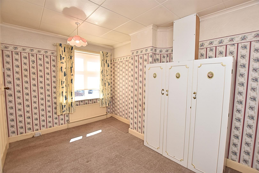 BEDROOM 2 (MIDDLE)