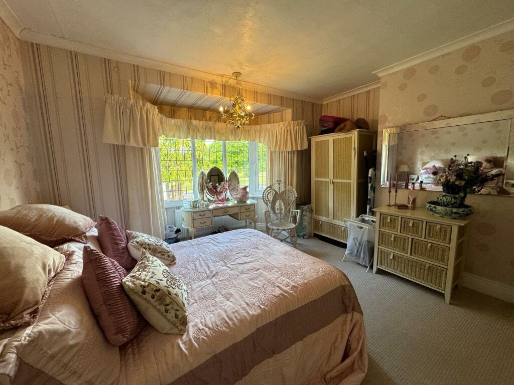 BEDROOM ( FRONT)