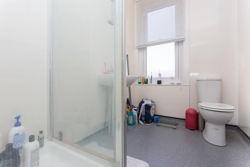 25 Hythe Road Bathroom