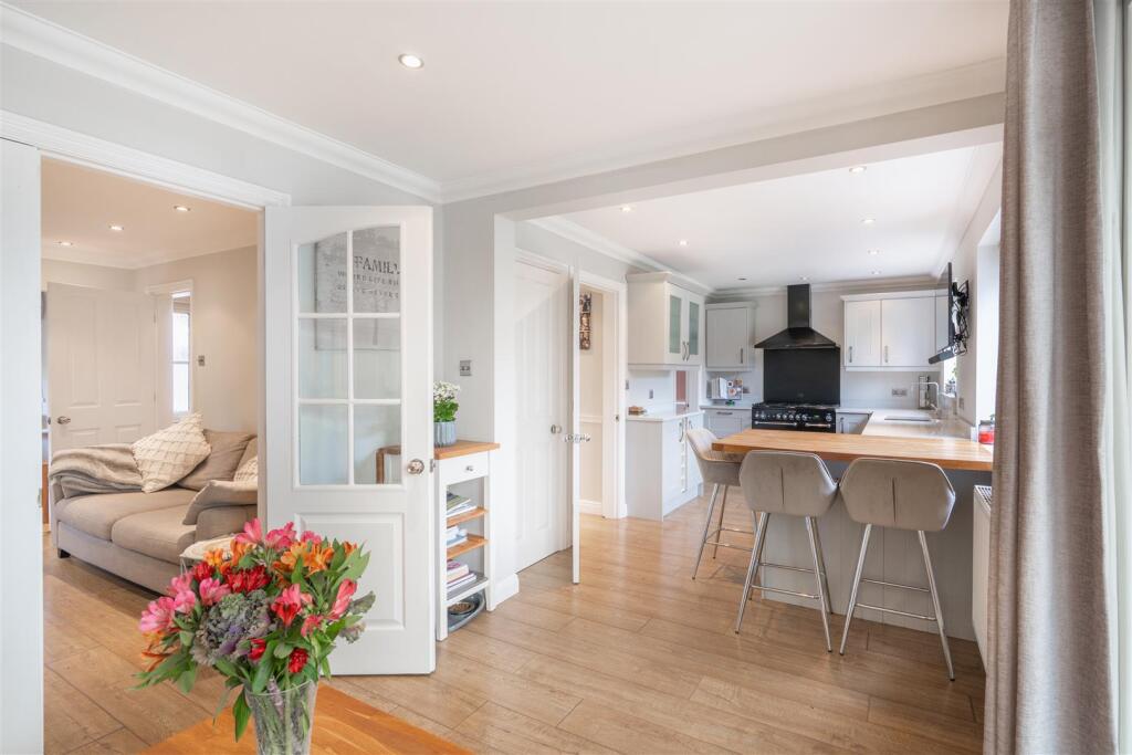 5 Abbots Mere Close-3.jpg