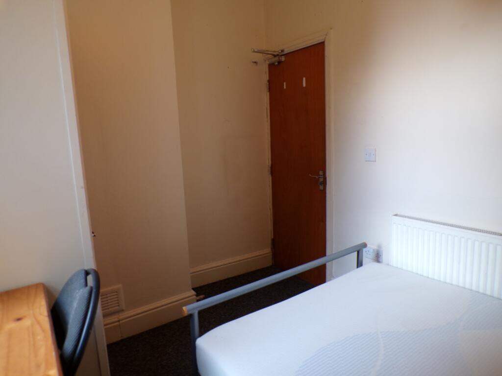 A cozy double bedroom featuring a comfortable b...