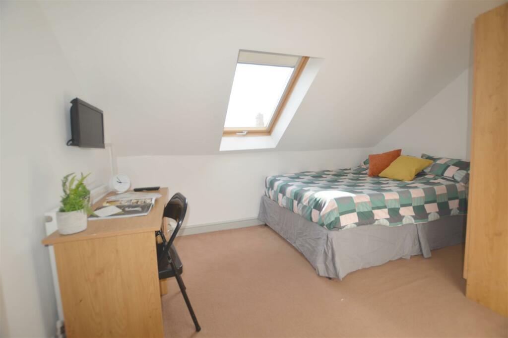 60 Balmoral Terrace Blue Bedroom.JPG