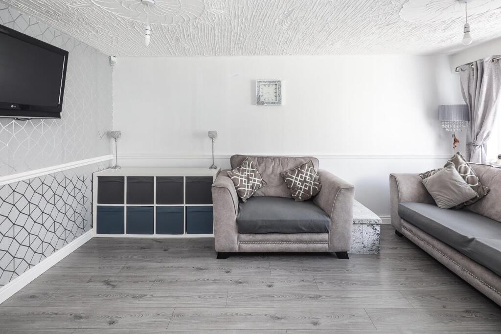 81 Pitfield Road lounge.jpg