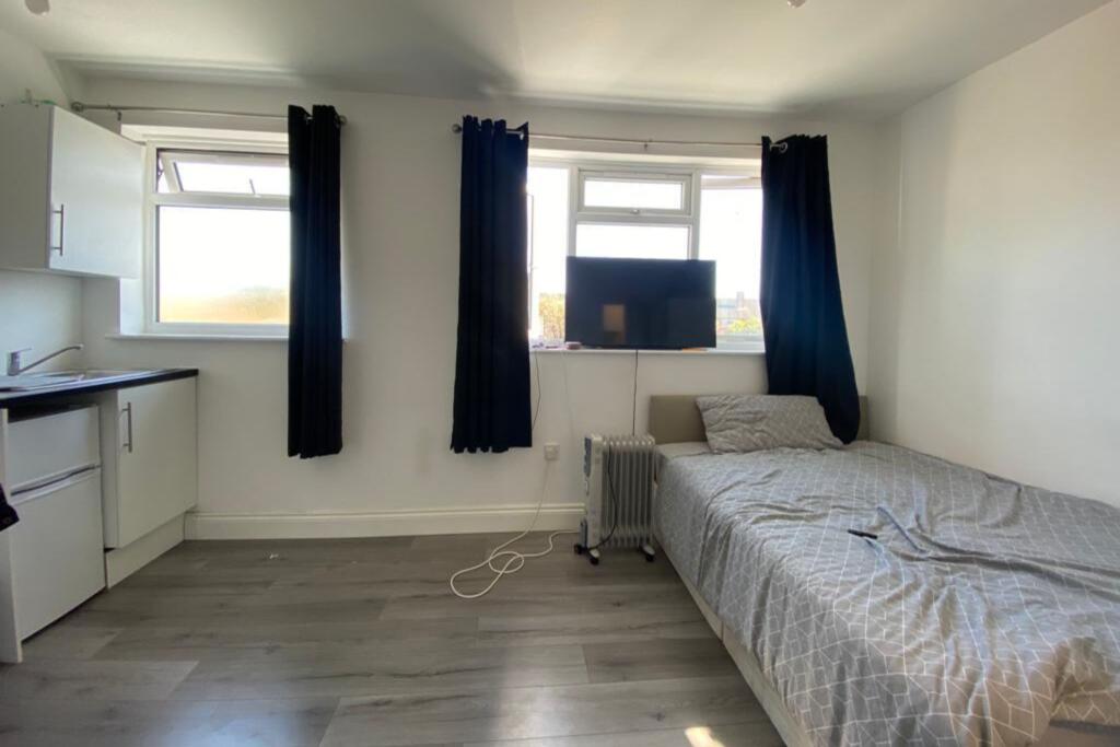 12 Sunningdale Avenue, Feltham, TW13 5JT