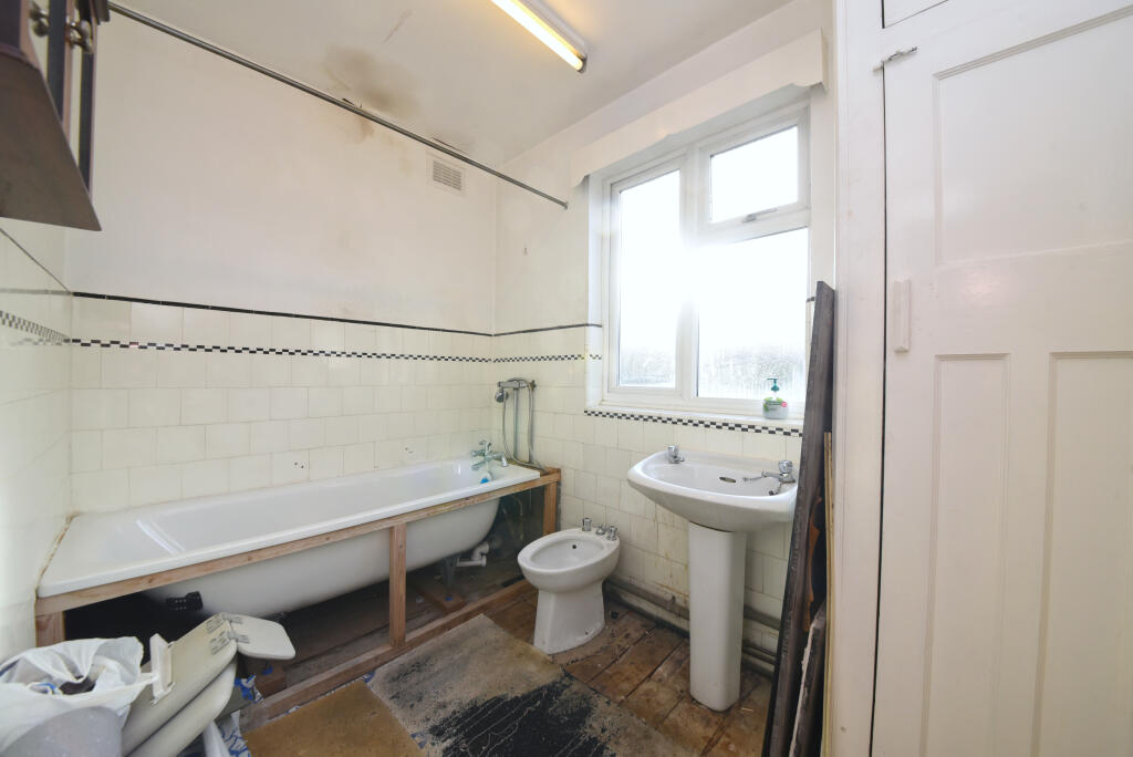 71 Lullington Garth, Woodside Park, London, N12 7BL