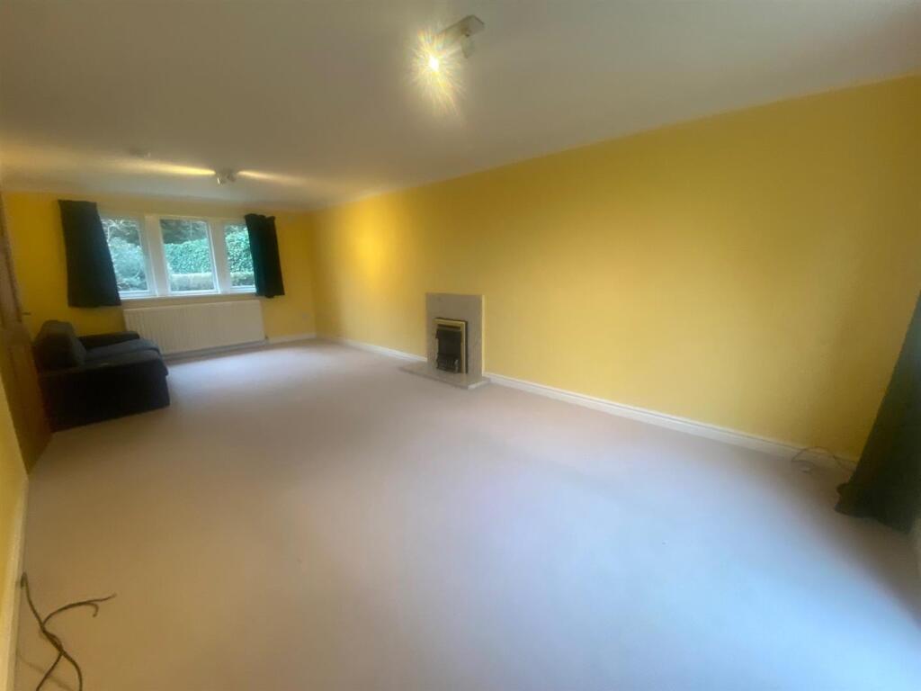 LOUNGE 1.jpg
