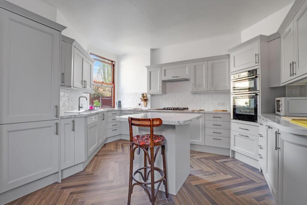 04-9010JHPropWorld - 25 Earlsthorpe Road - 10-medi