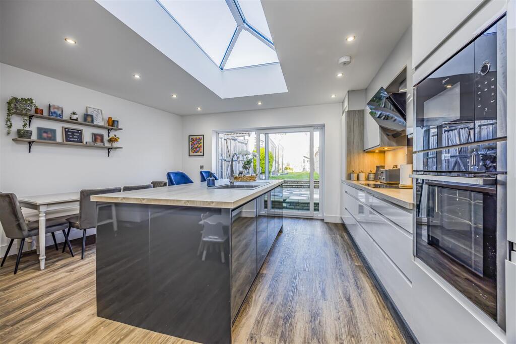 28 Silvester Road, Cowplain-PorticoMarketing-SoldB