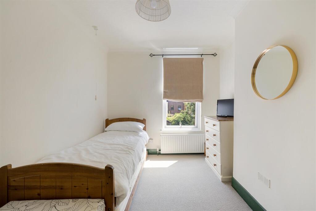 Carnarvon Road, E18